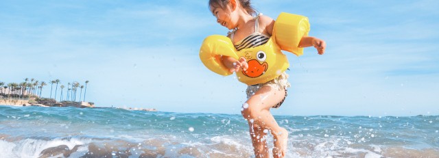 Kind spelen strand