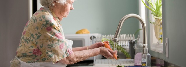 oudere vrouw kookt.jpg